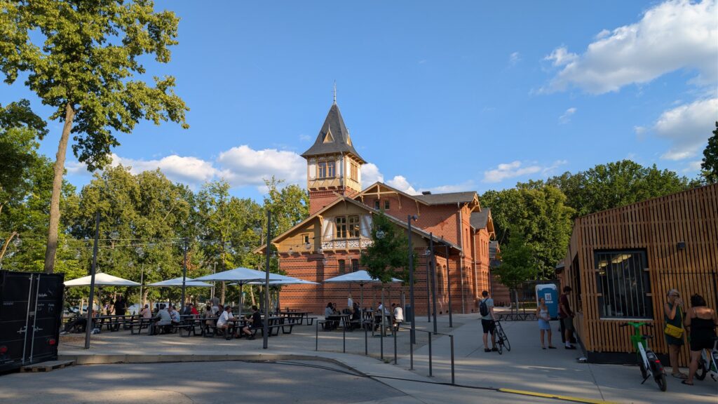 Biergarten vor dem Eierhäuschen im Spreepark