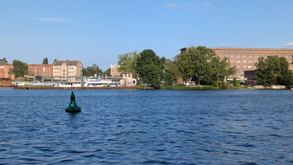 Blick vom Eierhäuschen über die Spree zur Nalepastraße