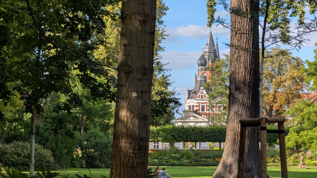 Blick durch Bäume vom Schlosspark zum Rathaus Köpenick