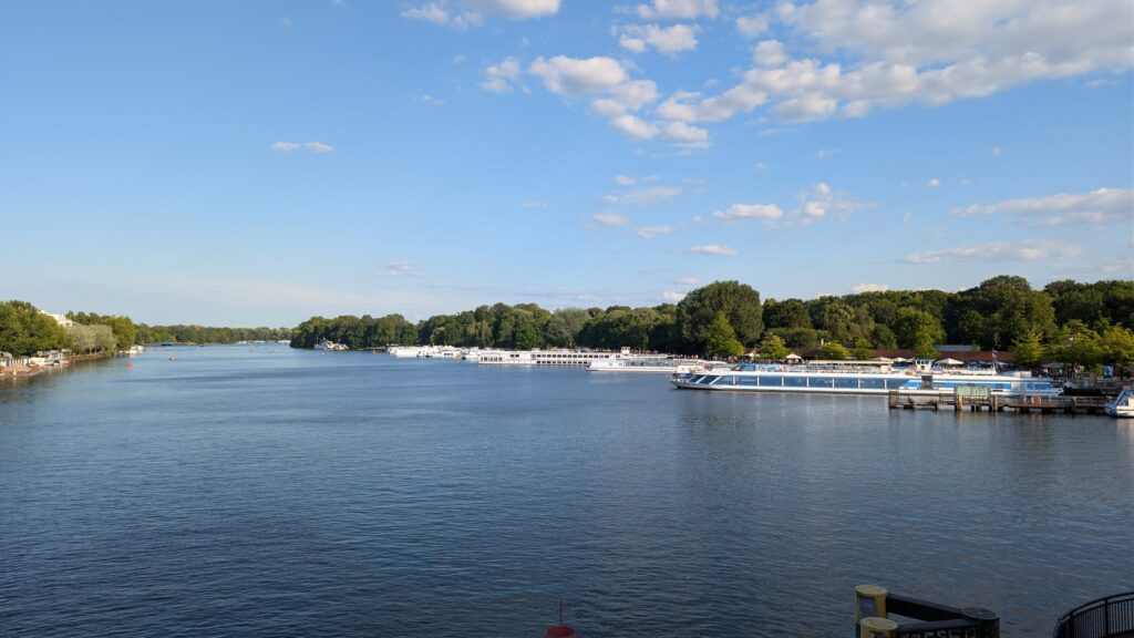 Blick vom Treptower Park über die Spree