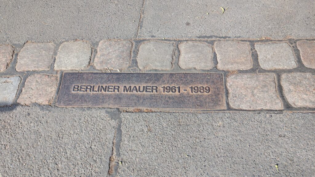 Bodenmarkierung Berliner Mauer 1961 bis 1989 an der Bouchéstraße