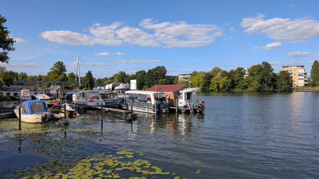 Boote am Wasser beim Fischerkietz Köpenick