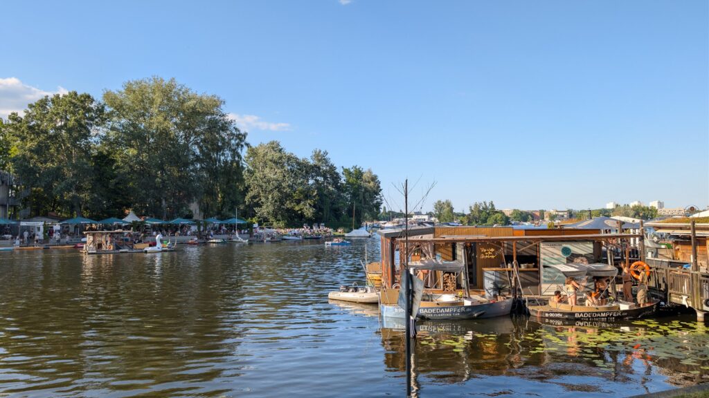 Bootsverleih an der Insel der Jugend