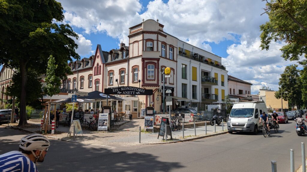 Fassade des Café Liebig in Grünau mit Straßencafé und Fahrrädern davor.