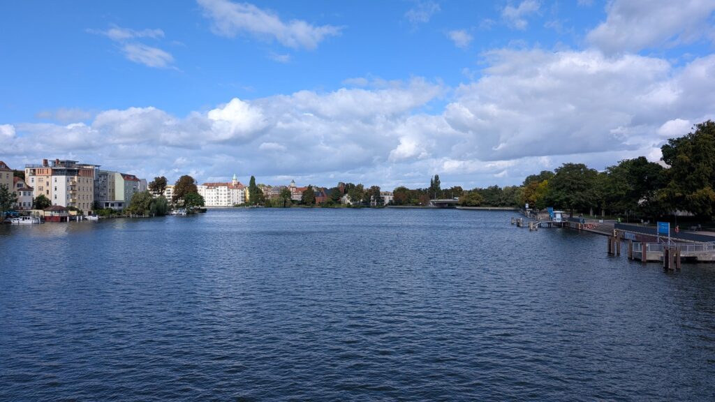 Weites Dahmepanorama mit Köpenicker Altstadt und Uferpromenade