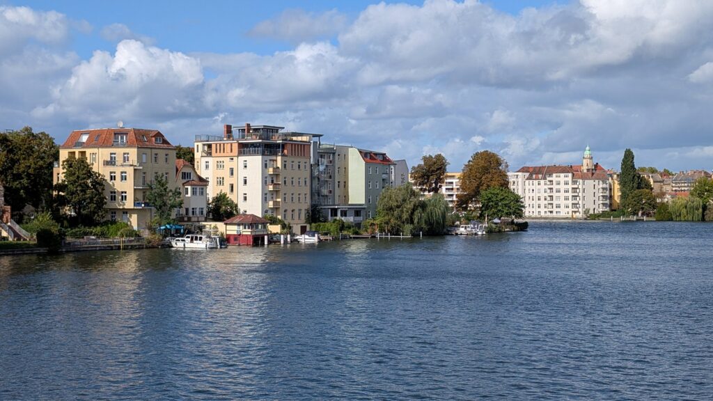 Wohnhäuser und Bootsanleger am Dahmeufer gegenüber dem Luisenhain