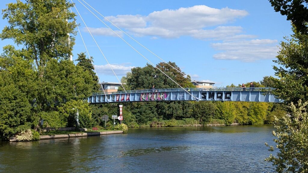 Dammbrücke und Wasserblick am Rand der Altstadt Köpenick