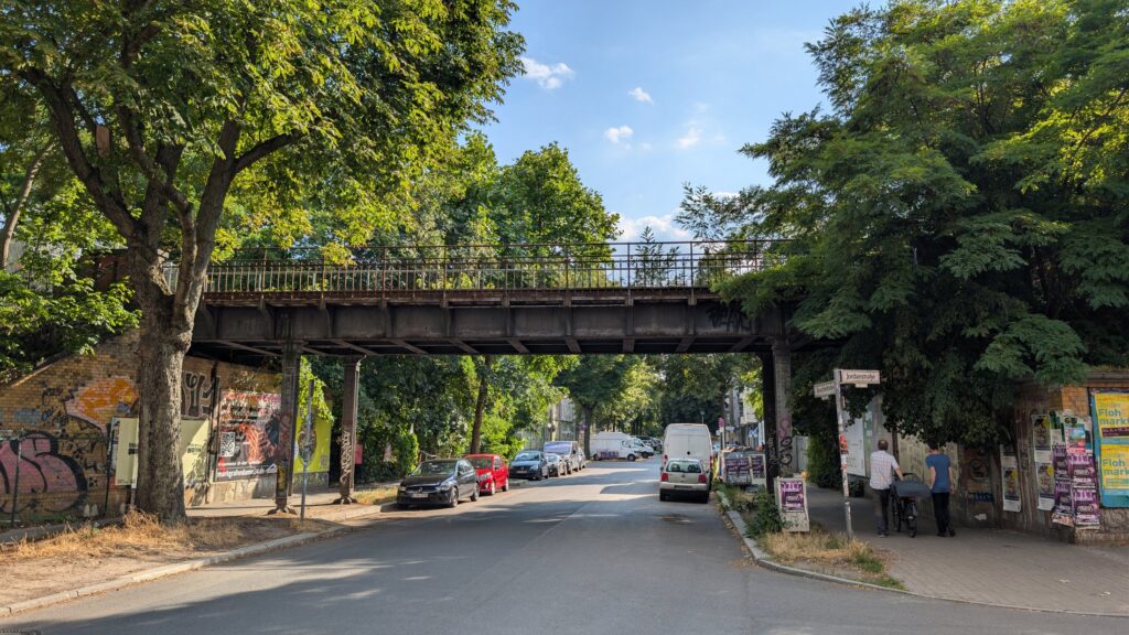 Denkmalgeschützte Görlitzer Bahnbrücke über die Bouchéstraße