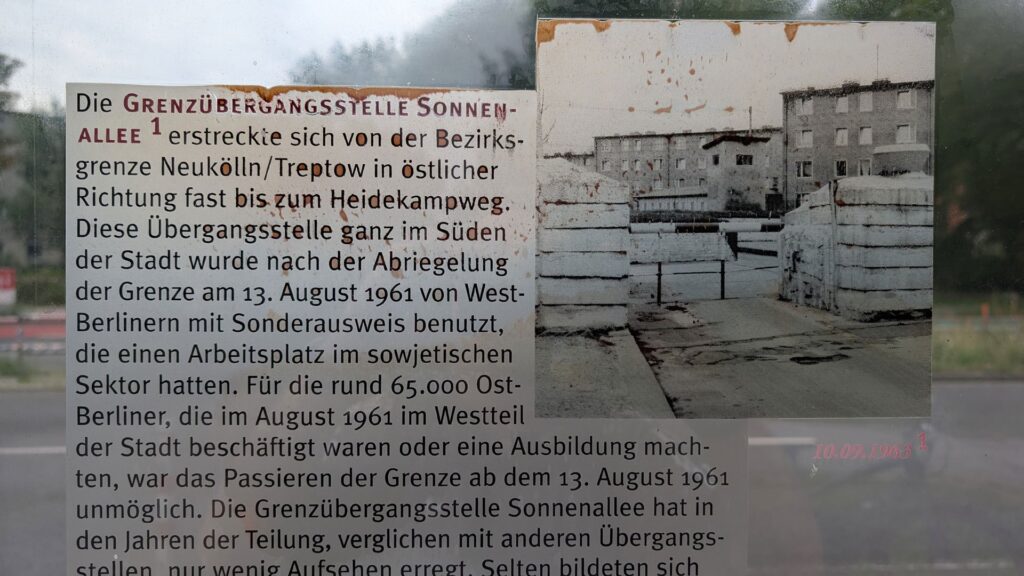 Detail der Infostele zur Grenzübergangsstelle Sonnenallee