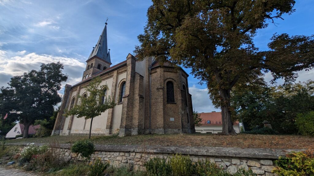 Dorfkirche Rahnsdorf mit polygonaler Apsis und Backsteinfassade