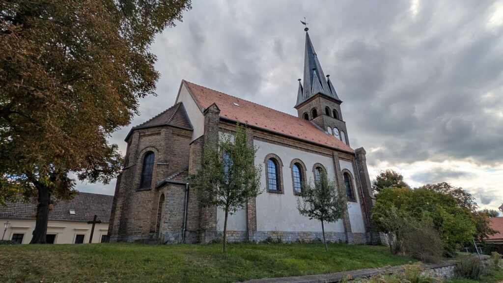 Dorfkirche Rahnsdorf mit Backsteinturm und Kirchenschiff vom Dorfanger gesehen