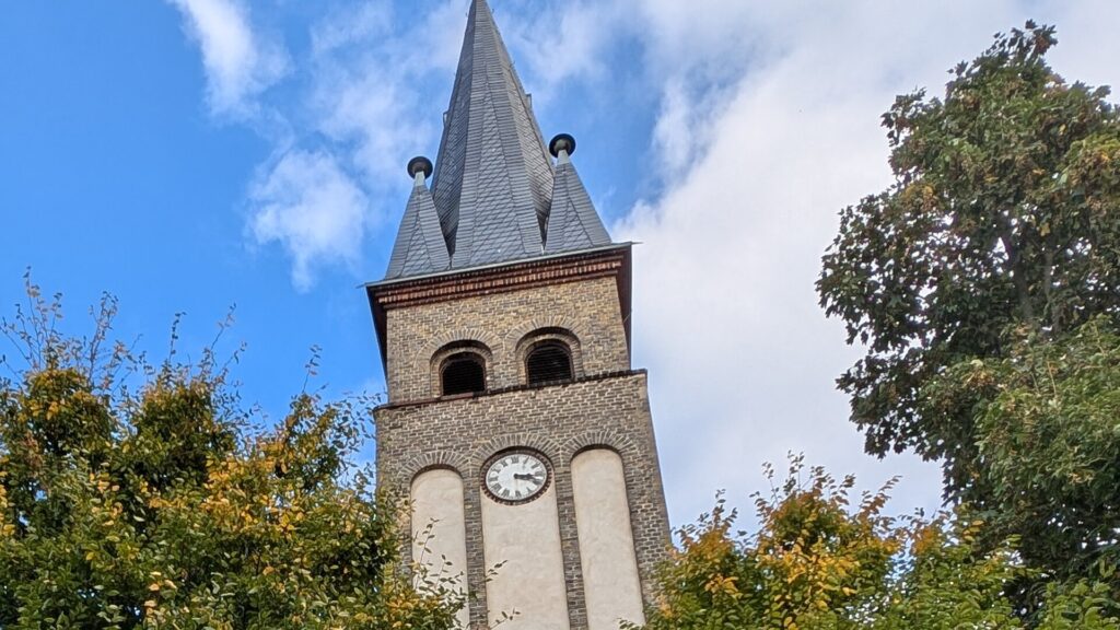Turm der Dorfkirche Rahnsdorf zwischen alten Bäumen