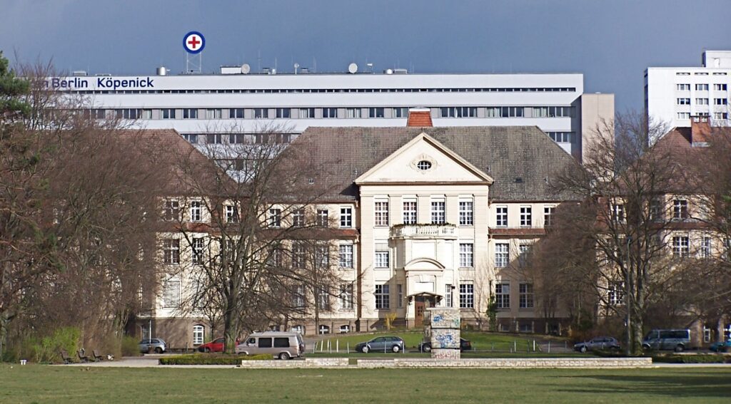 Historisches und neueres Gebäude der DRK Kliniken Berlin Köpenick