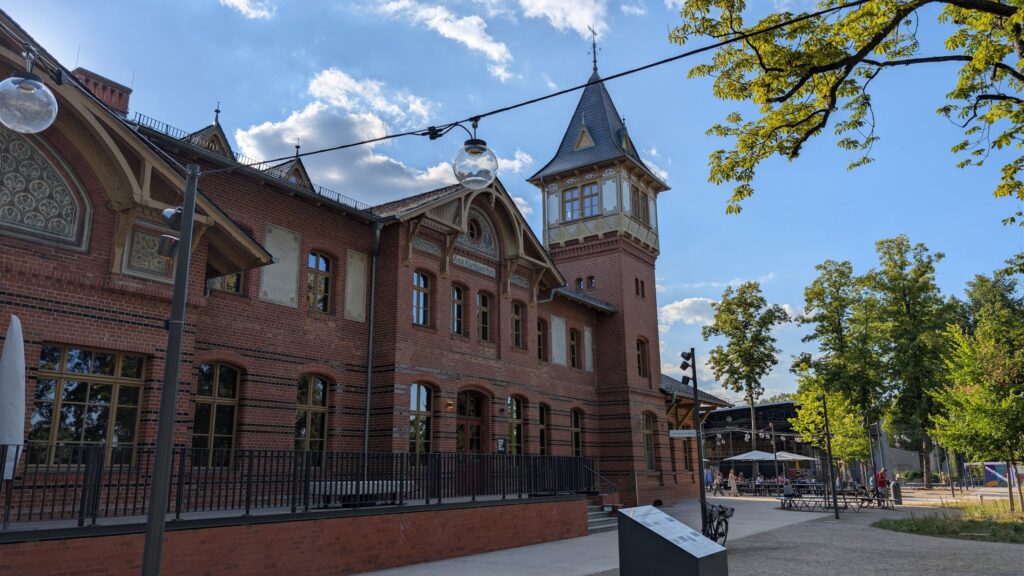 Eierhäuschen mit Turm und Spreepark Art Space