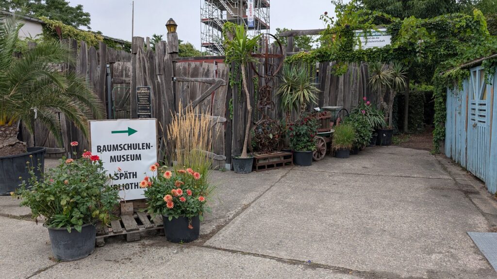 Schild Baumschule Späth am Eingang der Späthschen Baumschulen