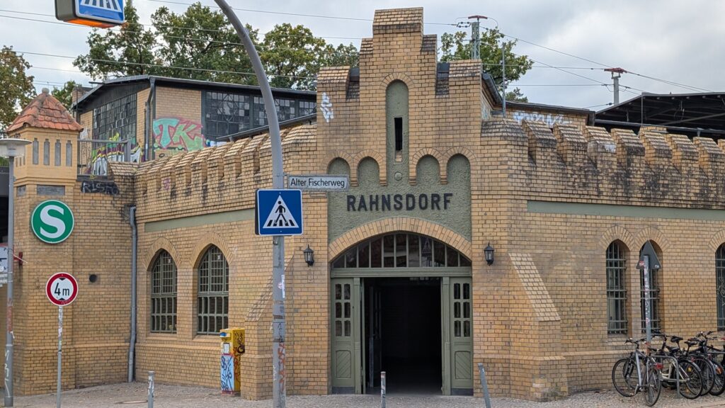 Denkmalgeschütztes Empfangsgebäude des S-Bahnhofs Rahnsdorf