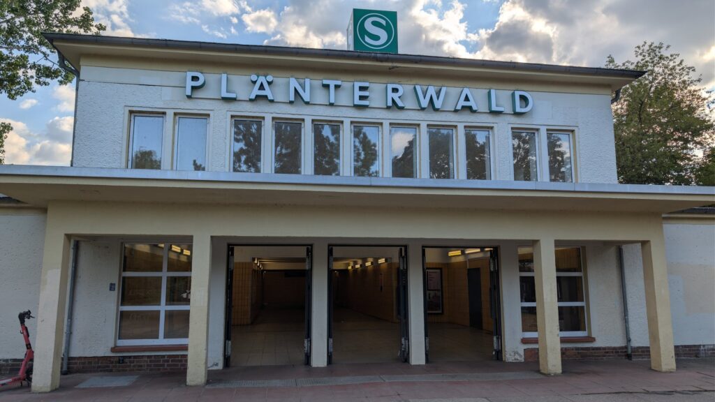 Eingangsgebäude des S-Bahnhofs Plänterwald