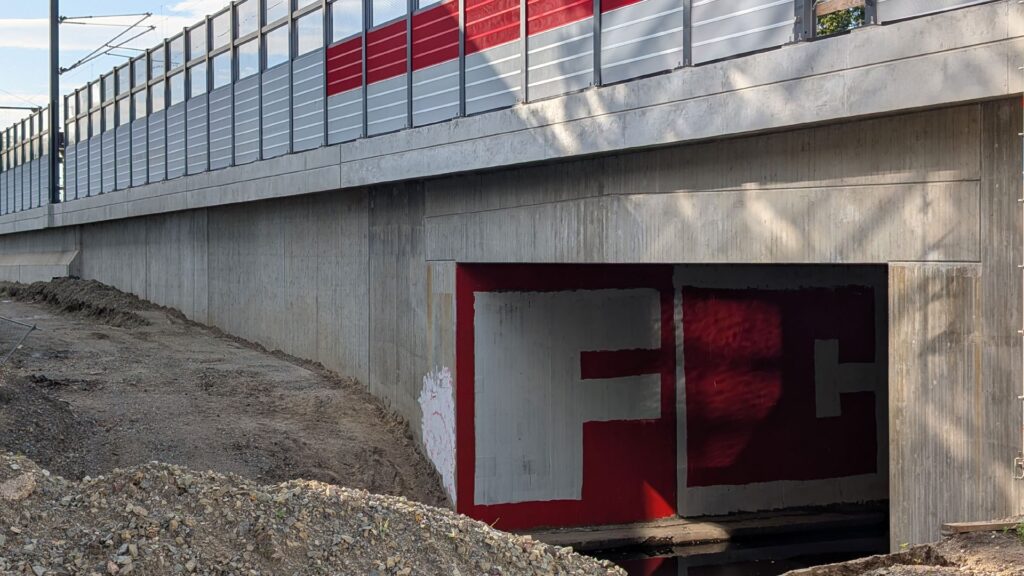 Frisches Eisern-Graffiti unter der neuen Eisenbahnbrücke über die Wuhle hinter dem Forum Köpenick