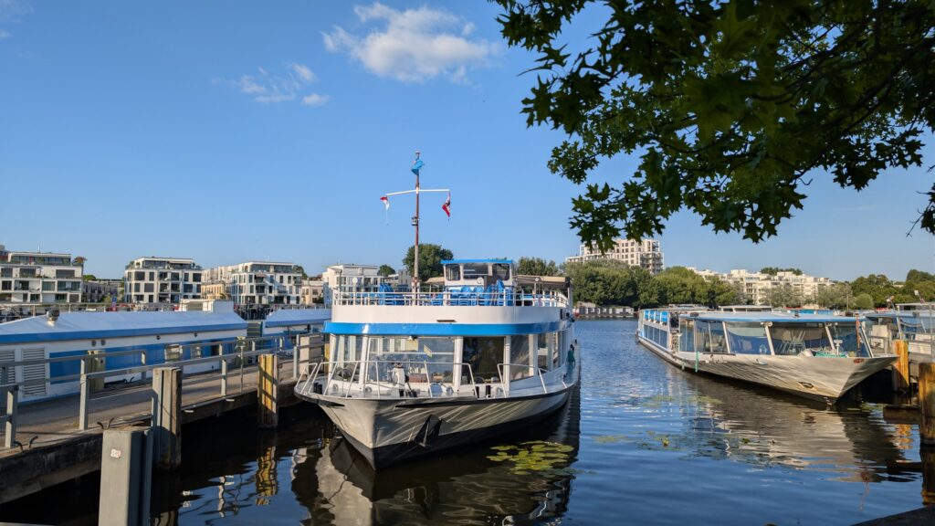Fahrgastschiffe am Treptower Hafen