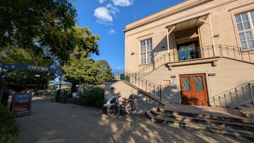 Fahrräder am Eingang von Haus Zenner