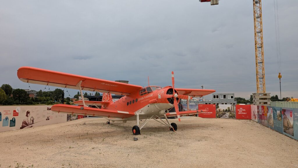 Rote Flugzeugskulptur am ehemaligen Flugplatz Johannisthal