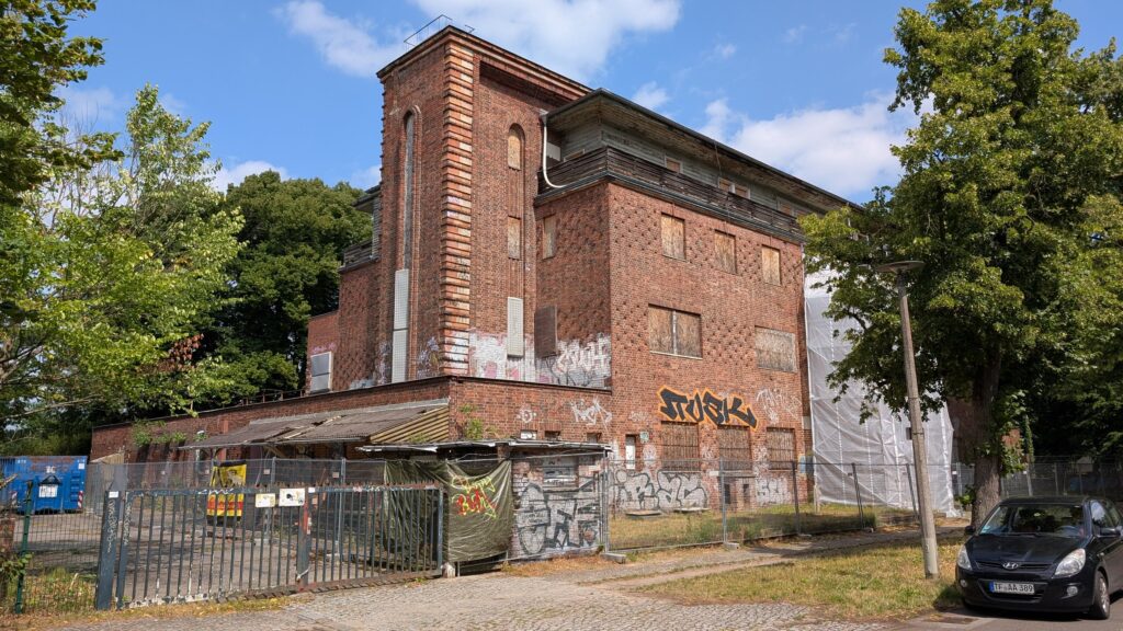 Vernagelte Backsteinfassade des ehemaligen Funkhauses Grünau