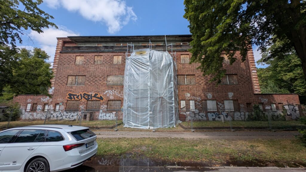 Straßenfassade des ehemaligen Funkhauses Grünau mit gesichertem Eingangsbereich