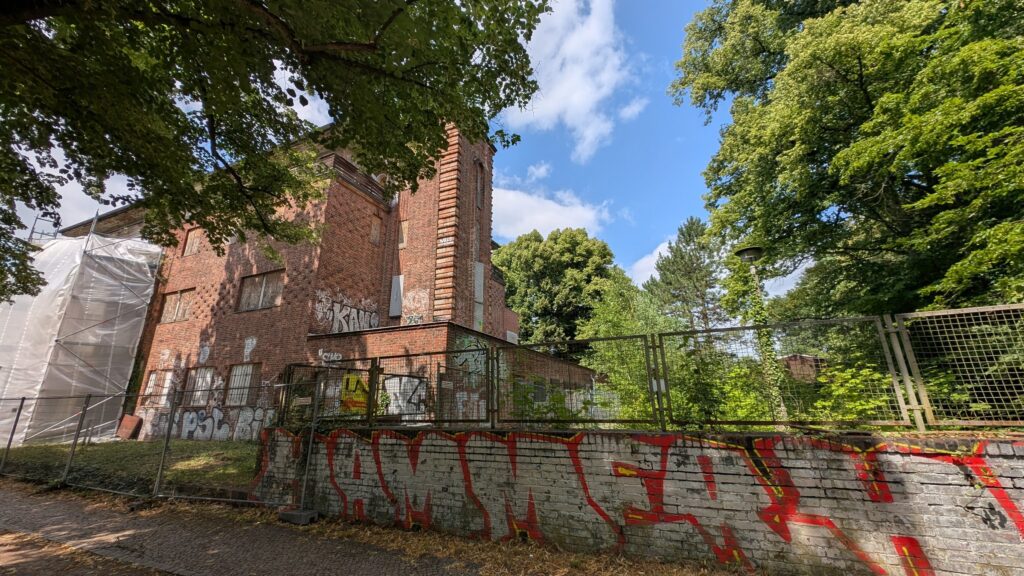 Ehemaliges Funkhaus Grünau mit Backsteinturm an der Regattastraße 277