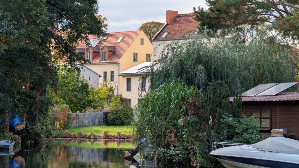 Garten, Wohnhäuser und Boote an einem Kanal in Rahnsdorf