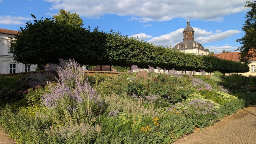Gartenanlage auf der Schlossinsel mit Schloss Köpenick im Hintergrund