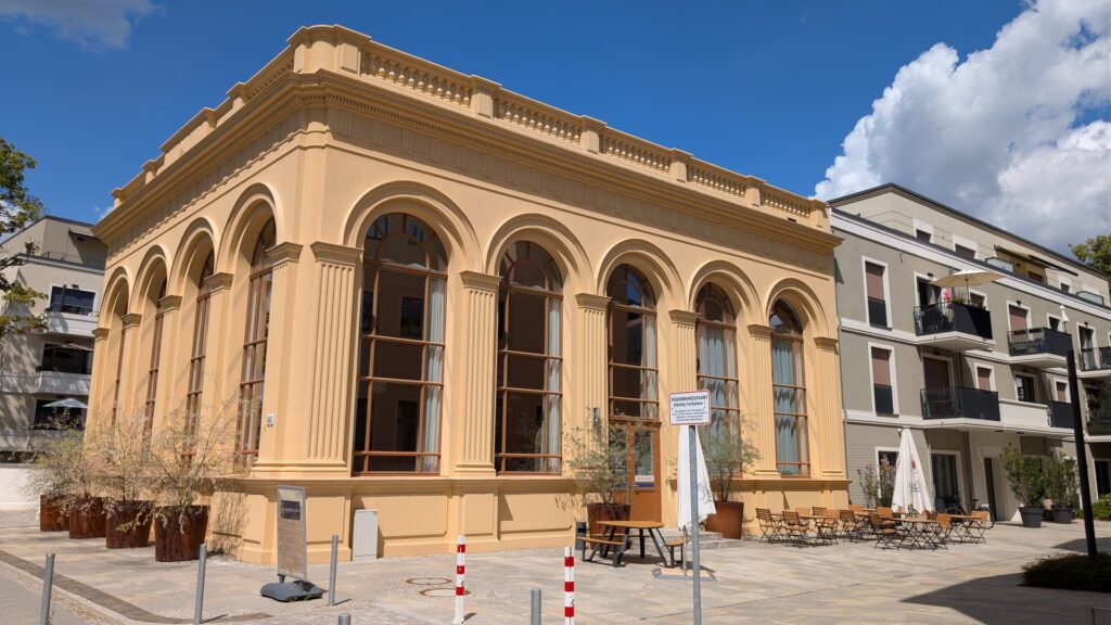 Sanierte historische Fassade des Gesellschaftshauses Grünau an der Regattastraße.