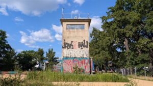 Ehemaliger Grenzwachturm Schlesischer Busch an der Puschkinallee