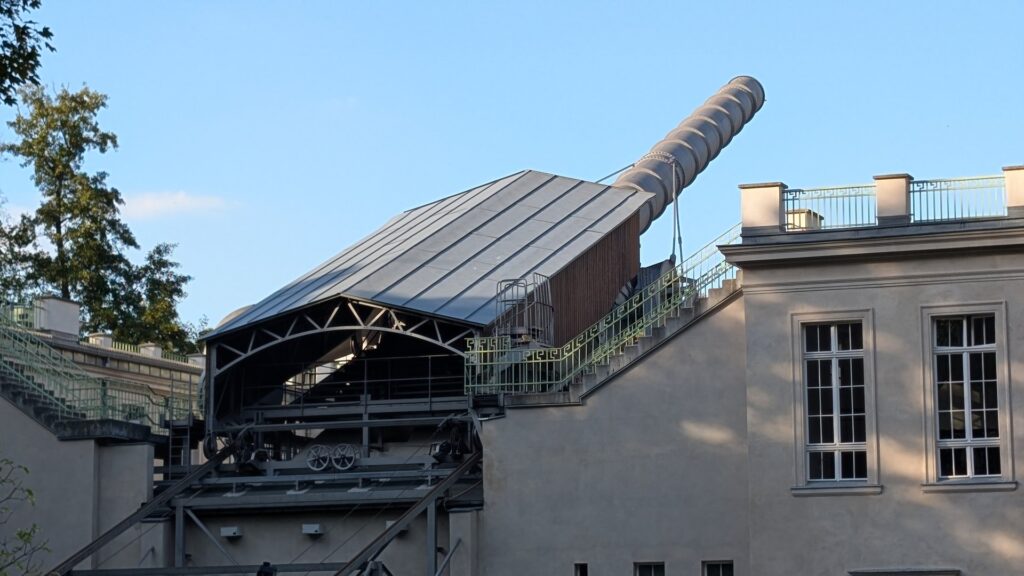Seitliche Gesamtansicht des 21 Meter langen Großen Refraktors an der Archenhold-Sternwarte