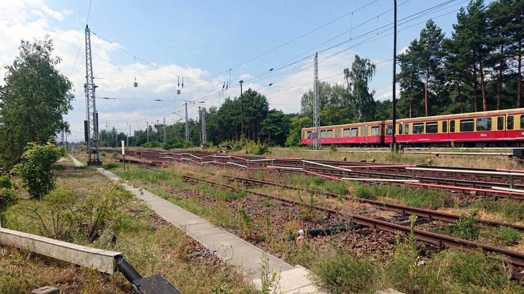 Ehemaliger Güterbahnhof Köpenick mit Gleisen und S-Bahn Richtung Hirschgarten