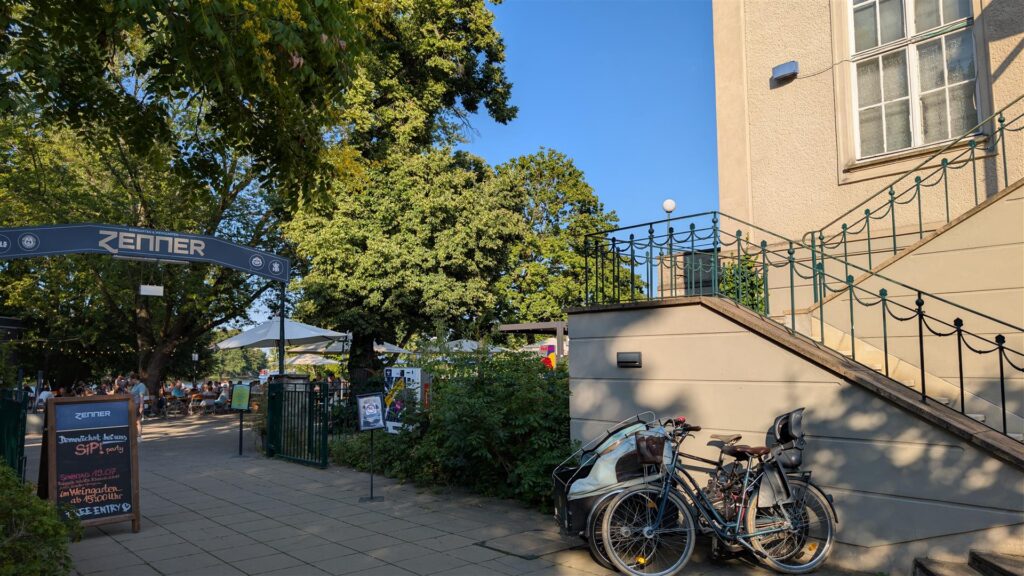 Eingang zum Haus Zenner im Treptower Park mit abgestellten Fahrrädern