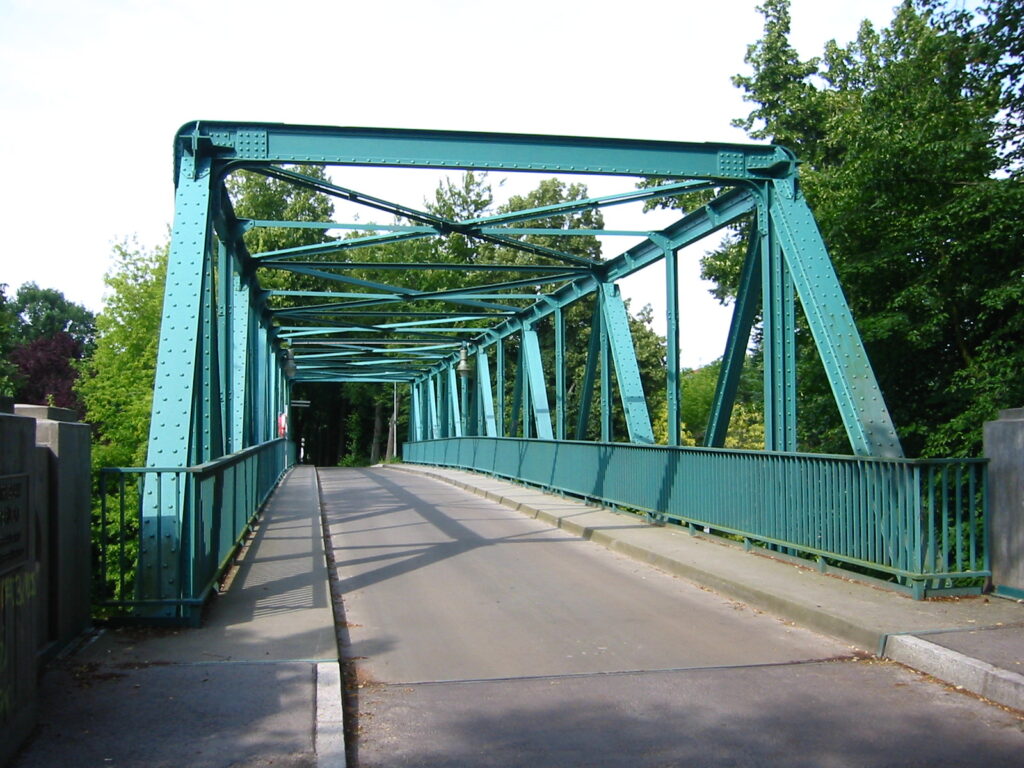 Grüne Stahlfachwerkbrücke über die Müggelspree in Hessenwinkel