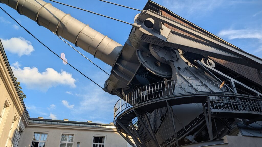 Nahaufnahme des Treptower Riesenfernrohrs mit Metallkonstruktion und Beobachtungstubus