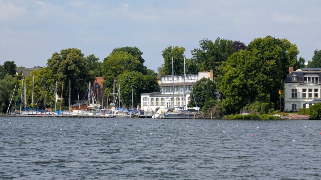 Historische Bootshäuser und Segelboote an der Regattastrecke Grünau