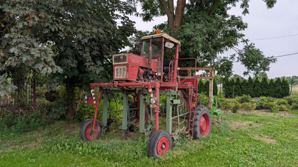 Historische rote Gartentechnik in den Späthschen Baumschulen