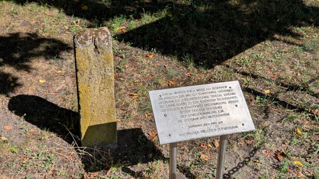Historischer Prellstein der Schmöckwitz-Grünauer Uferbahn mit Erklärungstafel in Alt-Schmöckwitz