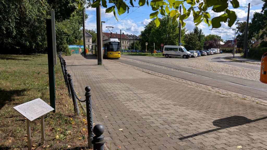 Uferbahn und Haltestellenbereich am historischen Prellstein in Alt-Schmöckwitz