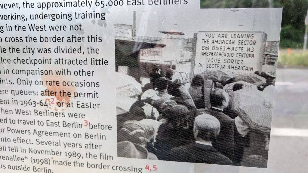 Historisches Foto und Text auf der Infostele am Grenzübergang Sonnenallee