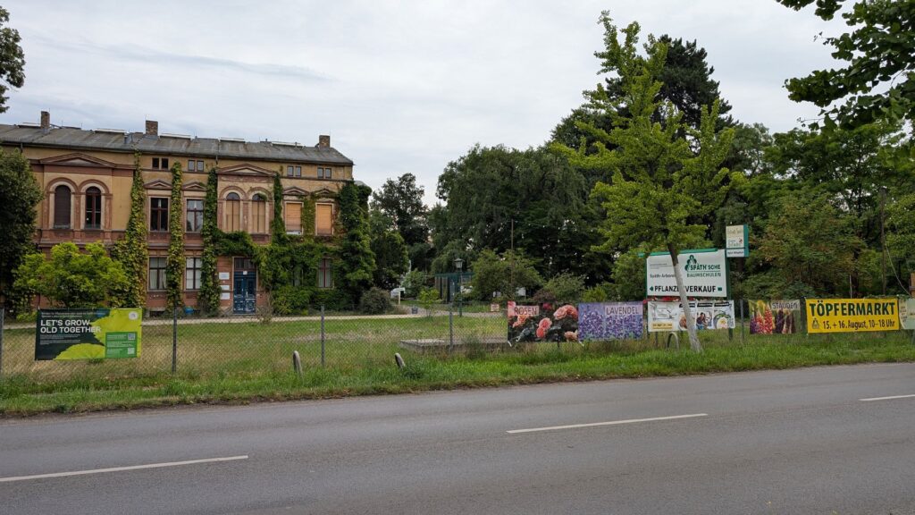 Fassade eines historischen Gebäudes am Späth-Arboretum