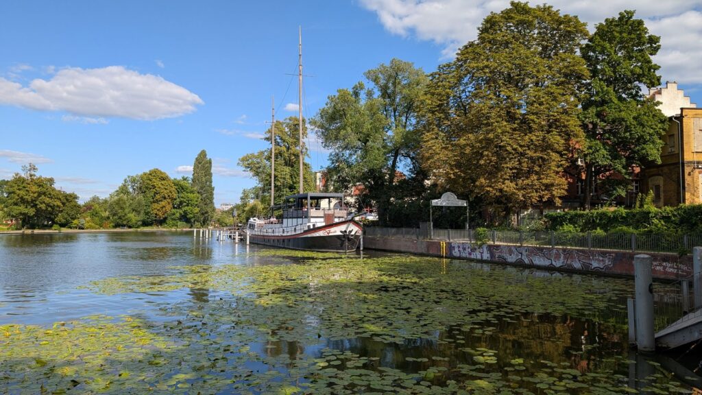 Historisches Schiff und Seerosen am Fischerkietz Köpenick