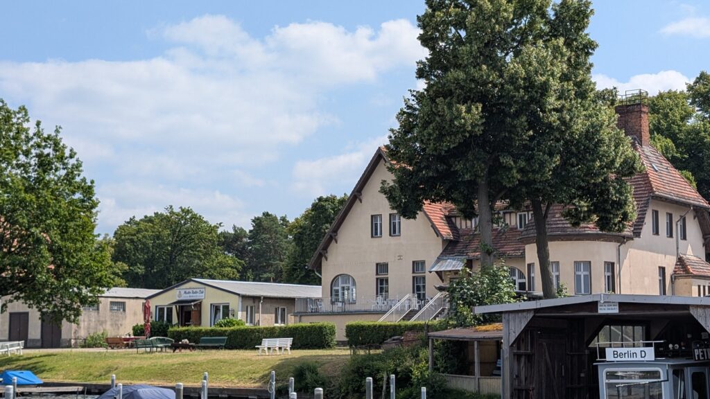 Historisches Vereinshaus eines Ruderclubs an der Regattastrecke Grünau