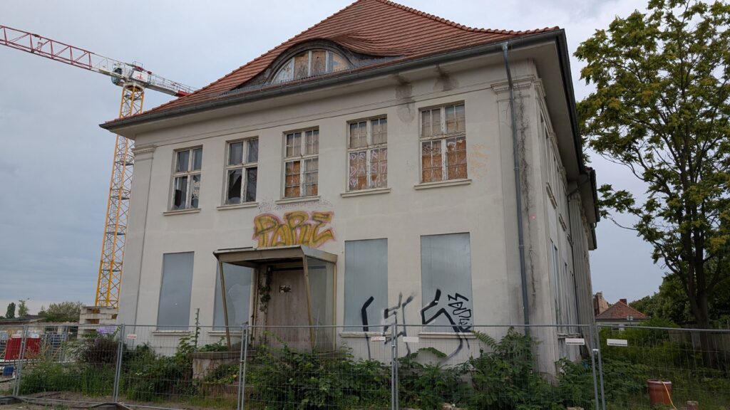 Industriegebäude und Versuchsbauten am Aerodynamischen Park Adlershof