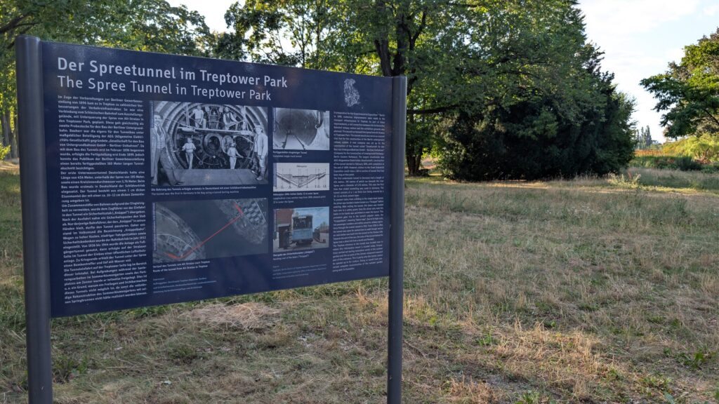 Informationstafel zum historischen Spreetunnel im Treptower Park