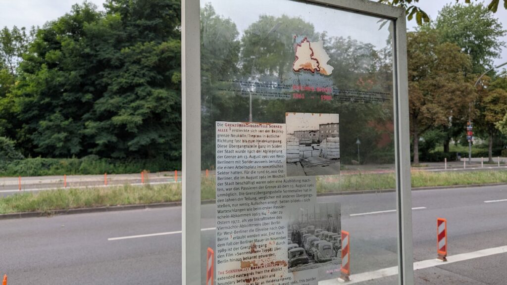 Infostele zur Grenzübergangsstelle Sonnenallee am Berliner Mauerweg