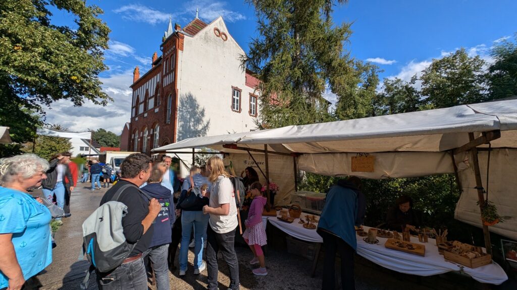 Stände und Besucher beim Inselfest Schmöckwitz 2026 an der Inselschule