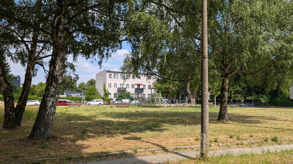 Grüne Wohnanlage und Spielplatz in Berlin-Karolinenhof nahe der Tram 68